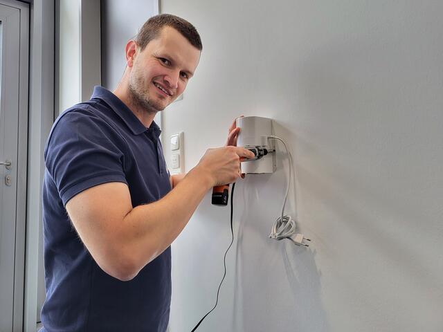 Über einen vom Installateur montierten Radonsensor und ein Steuergerät kann in Schutzgebieten der vorgeschriebene Luftaustausch im Haus vollautomatisch geregelt werden. | Foto: Eckhart Herbe