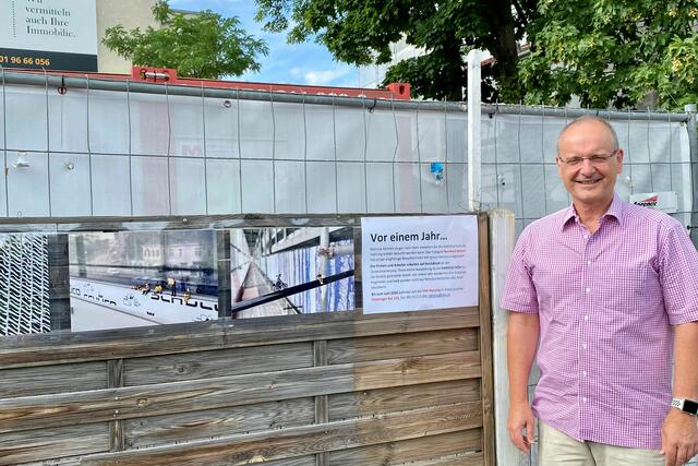 Reinhard Bauer vor der Gartenzaun Galerie bei der VHS Hietzing in der Hofwiesengasse.  | Foto: Reinhard Bauer