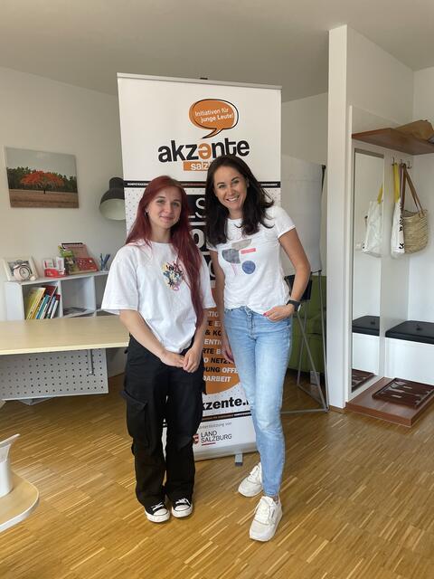 Melina Hammerle (Praktikantin bei den RegionalMedian Salzburg) mit Regionalstellenleiterin Christina Zitz von akzente Salzburg. | Foto: Carmen Steinschnack
