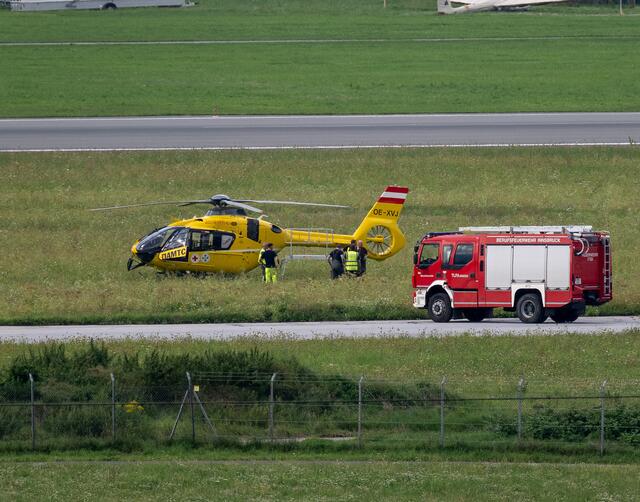 Christophorus 1 musste nach einer Rotorblattberührung mit dem Gelände eine Sicherheitslandung am Flughafen Innsbruck machen. | Foto: zeitungsfoto.at