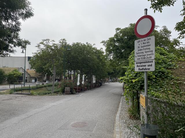 Weniger Autos in der Kellergasse Purbach wünschen sich die Grünen.  | Foto: Stefan Schneider