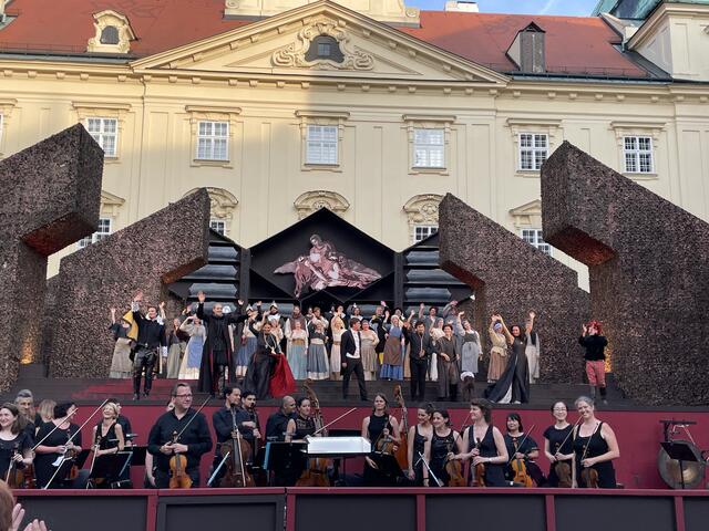 Stürmischer Applaus für das Ensemble und Hündin „Artemis“ | Foto: Oper Klosterneuburg