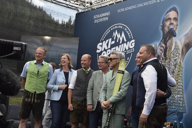 "Ich bin verrückter als es das Skifahren zulässt." Aus gesundheitlichen Gründen wird sich Robbie Williams, der ein Paar Ski als Geschenk überreicht bekam, erst nach den Konzerten auf die Piste wagen. | Foto: Marc Hollinger
