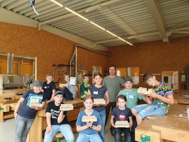Die Kinder in der Werkstatt. | Foto: TIZ Kirchdorf