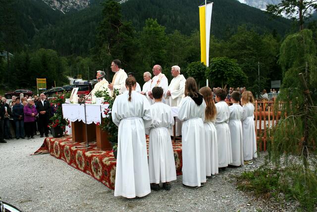 Unzählige Ministranten, zu denen Pfarrer Augustin einen besonderen Draht hatte, feierten den Gottesdienst mit.
 | Foto: Mair