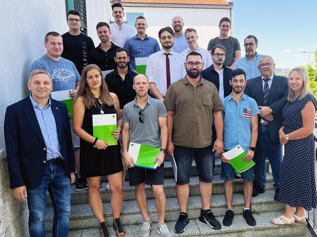 Die neuen Werkmeister in Elektrotechnik mit WKO-Obmann Stephan Preishuber (links) sowie WIFI-Organisatorin Gertraud Meyer und den Kursleitern Reinhard Pachler und Christian Horicky (rechts). | Foto: WKO/WIFI Vöcklabruck