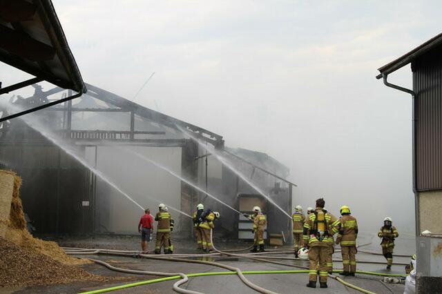 In Berndorf bei Salzburg läuft ein Feuerwehreinsatz. Ein Hackschnitzellager stand in Vollbrand. | Foto: FF Oberndorf