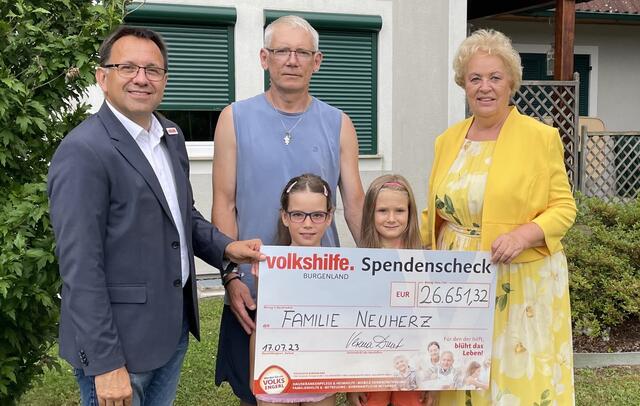 Walter Neuherz und seine Kinder nahmen die Spende von Volkshilfe-Vizepräsident Thomas König (links) und Volkshilfe-Präsidentin Verena Dunst entgegen. | Foto: Volkshilfe