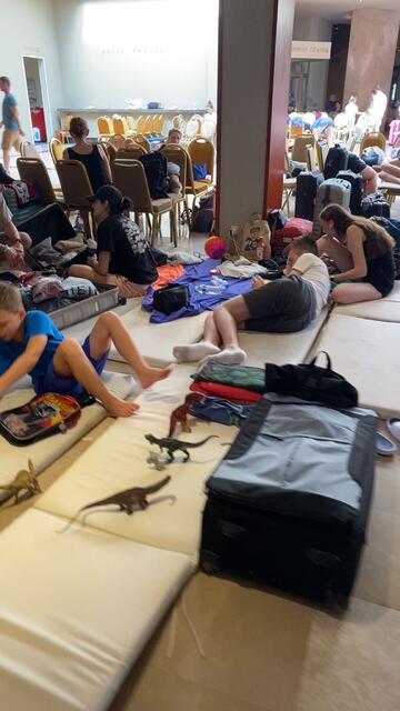 Überfüllte Notquartiere in Hotels auf der griechischen Urlaubsinsel Rhodos - ein Paar aus Wels-Land befindet sich unter den Schutzsuchenden. Vom Reiseveranstalter fühle man sich im Stich gelassen. | Foto: Selina Pichler