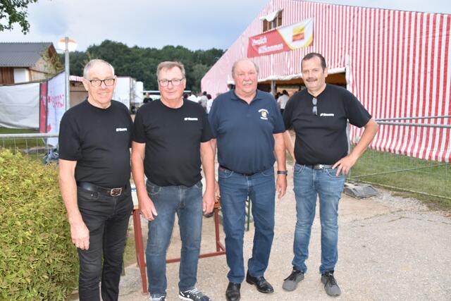 Feuerwehrler Gerhard Schatte-Schlatte, Kommandant Josef Kaufmann, Altkamerad Josef Sternath mit dem stellvertretenden Bezirksfeuerwehrkommandanten Magnus Semmler (von links) | Foto: Teferle (36)