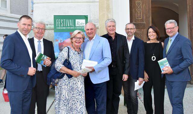 Bei der diesjährigen Premiere von "Elias" mit den Premierengästen und Festival Retz-Intendant Alexander Löffler (4.v.r.) | Foto: Herbert Schleich