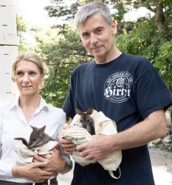 Monika Kerth und Wolfgang Zamazal, Känguru-Eltern und Schutzhaus-Betreiber. Sie haben einige junge Kängurus selbst mit dem Fläschchen großgezogen. | Foto: Vondruska / RMA Archiv