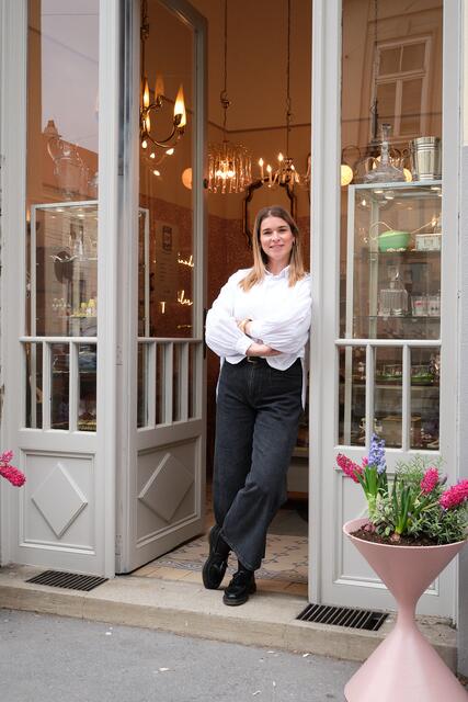 Verena Barth ist Geschäftsführerin des Antiquitätenladens in der Marokkanergasse. | Foto: Florian Hammer/Hammer Digital Work