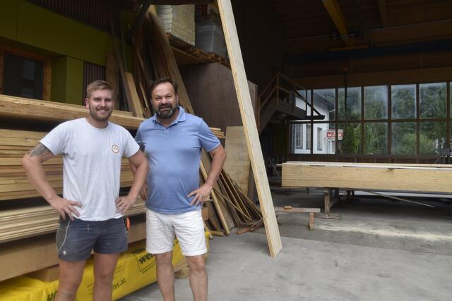 Andreas Putz (l.) mit Holzbaumeister Marcus Siller. | Foto: Thomas Fuchs