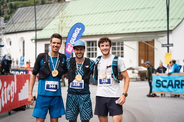 Der Südtiroler Lukas Mangger (m.) triumphierte vor seinem Landsmann Robert Oberhollenzer (l.) und dem Österreicher Michael Leiter (r.) beim Gletscher Trail 42 K.