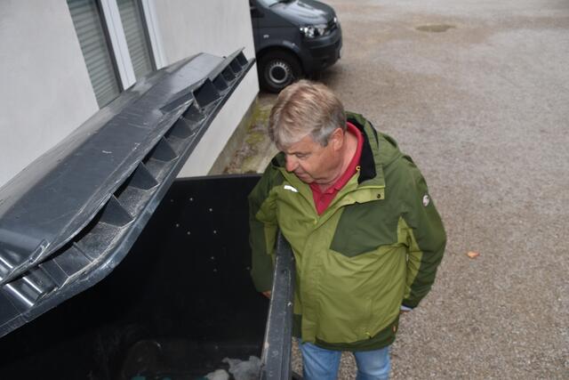 Wolfgang Scharinger ist entsetzt, was er alles in den Tonnen falsch entsorgt findet. | Foto: Alexandra Goll