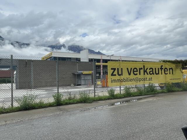 Die Hallen des ehemaligen Postlogistikzentrums Hall stehen zum Verkauf bereit. Interesse an der Liegenschaft habe auch die Hall AG. | Foto: Kendlbacher
