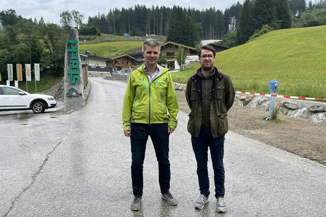  Im Bild Gebhard Neumayr (Gebietsbauleiter der WLV-Pinzgau) und Christoph Stöckl (Obmann der Wildbachgenossenschaft Grubingerbach), dessen Betrieb großflächig mit Geröll und Schlamm bedeckt war. | Foto: Land Salzburg/Martin Wautischer