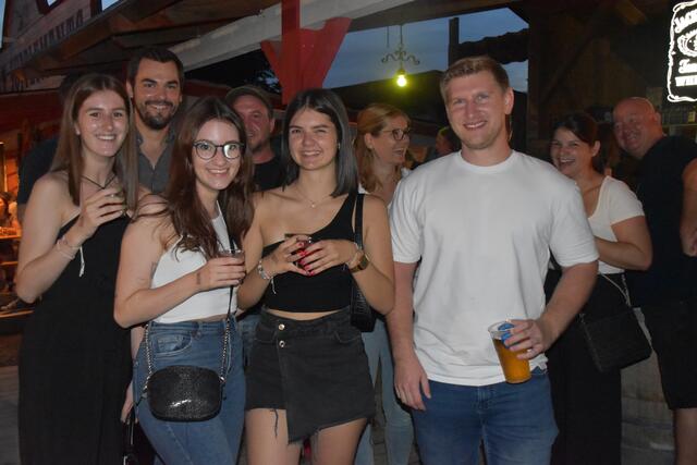 Eva Schoditsch (Mitte) aus Harmisch feierte mit ihren Freunden den 20. Geburtstag und bekam auch von den Western Cowboys ein Ständchen.