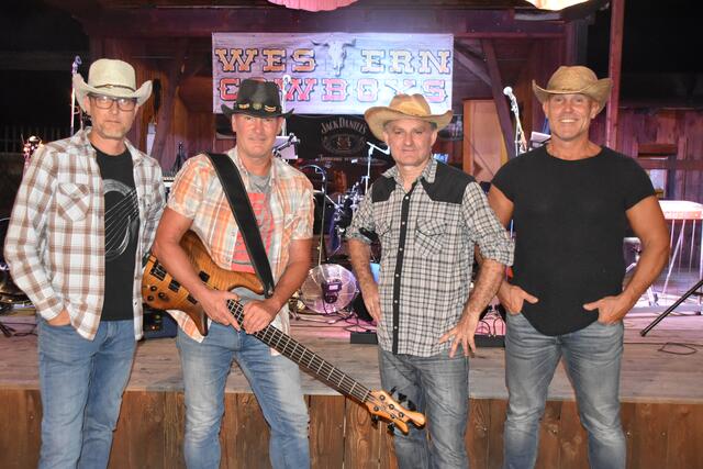 Die Western Cowboys machten wieder beste Stimmung in der Westernstadt. | Foto: Michael Strini