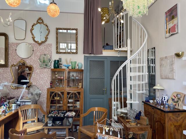 Hier findet man Kleinkunst, ein paar Möbelstücke und sorgfältig ausgewählten Schmuck. | Foto: Hannah Maier