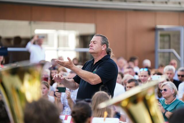 Der musikalische Leiter Walter Pock hatte alles im Griff.  | Foto: Michael Sabotha