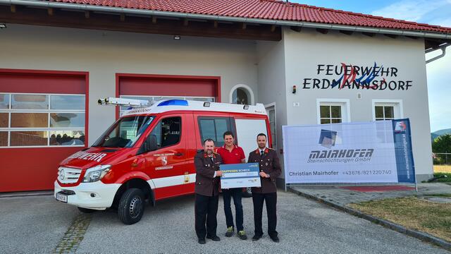 Bei der Scheckübergabe bedankten sich Kommandant Philip Mittmannsgruber und Kommandant Stv. Franz Hinterdorfer im Namen der FF Erdmannsdorf für die Spende, die für die Finanzierung der Baukosten verwendet wird. | Foto: FF Erdmannsdorf
