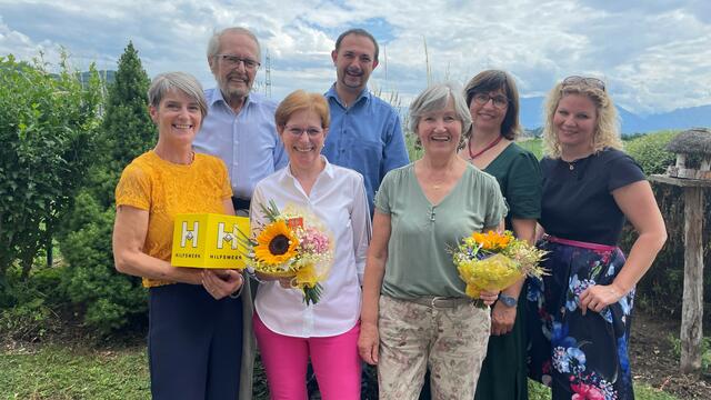 Von links: Manuela Stipsits, Bewohner Heinz Fastenbauer, Bewohnerin Maria Hager, Regionalleitung Flachgau Hilfswerk Salzburg Thomas Petsch, Walburga Horner, Karin Dürnberger und Marlene Wörndl von der Fachabteilung Soziale Arbeit des Hilfswerks Salzburg. | Foto: Hilfswerk Salzburg