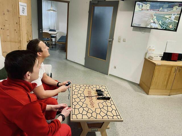 In der Rotkreuz-Ortsstelle Mattighofen wurden die Spielekonsole und der neue Fernseher gleich von zwei Mitarbeitern eingeweiht.  | Foto: RK Mattighofen