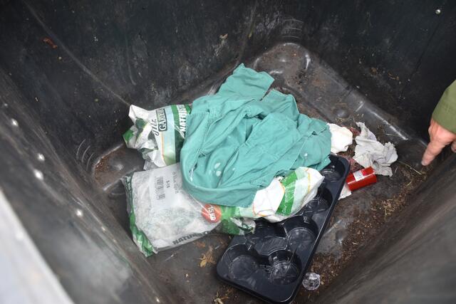 Das gehört nicht in den Restmüll. Plastiksäcke und Blumentrays gehören in die gelbe Tonne. | Foto: Alexandra Goll