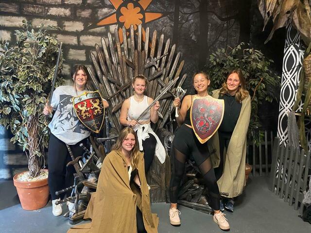 In Gruppen mussten die Schülerinnen eine Menge Rätsel lösen, um dem Escape Room zu entkommen. | Foto: Bafep Liezen