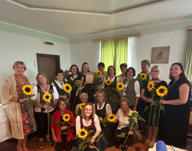 Gruppenbild mit Damen. Der Vorstand und die Ehrengäste bekamen Sonnenblumen überreicht. | Foto: VP Frauen