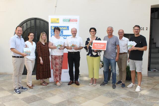 Vernetzungstreffen im Scheibbser Rathaus: Bürgermeister Harald Riemer (Purgstall), Martina Wutzl, Christina Fuchs von NÖ Regional, Bürgermeisterin Waltraud Stöckl (St. Anton an der Jeßnitz), Bürgermeister Franz Aigner (Scheibbs, Bürgermeisterin Renate Rakwetz (Gaming), Wolfgang Zimprich (Die Werbetrommel) sowie Stadtamtsdirektor Gerhard Nenning und Bernhard Hofecker vom Kulturamt der Stadtgemeinde Scheibbs
 | Foto: Stadtgemeinde Scheibbs