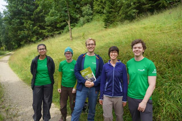 Junge Freiwillige engagieren sich für den Naturschutz. Von links: Michelle Köberl, Antonia Rothenanger, Robert Reischl, Anita Sinner aus Passau (HALM) und Jonathan Lohmann. | Foto: Emanuel Hasenauer