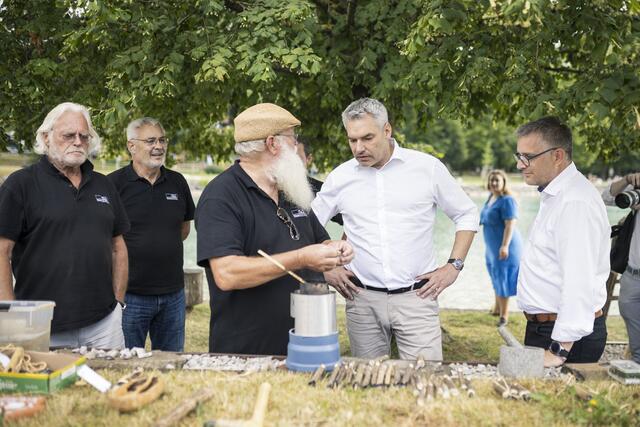 Bundeskanzler Nehammer besuchte den Pfahlbau-Pavillon in Seewalchen. (Bundeskanzler Karl Nehammer (2.v.r.) Bürgermeister Gerald Egger (rechts), Vereinsobmann Alfons Egger (2.v.l.), Peter Wechselauer (3.v.l.)). | Foto: Max Mayrhofer