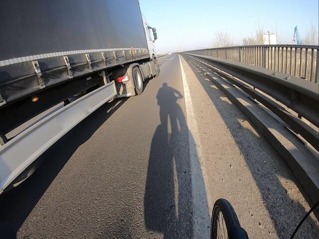 Beim Überholen von Radfahrer:innen muss der Seitenabstand im Ortsgebiet mindestens 1,5 Meter und außerhalb 2 Meter betragen. | Foto: Radlobby OÖ