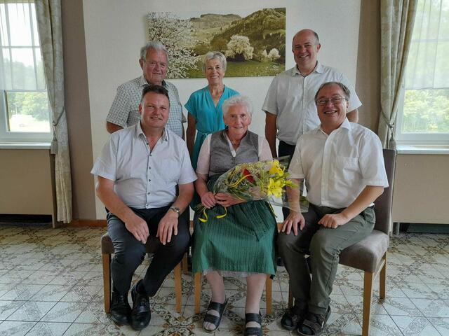 Hoher Besuch zum 80. Geburtstag in der Marktgemeinde Wang: Die Jubilarin Johanna Lansenlehner (v.M.) mit ihren Gratulanten | Foto: Marktgemeinde Wang