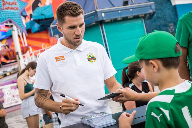 Beim Rapid-Tag im Prater nicht fehlen dürfen Autogramme und Fotos mit den Rapid-Kickern. | Foto: SK Rapid / Red Ring Shots
