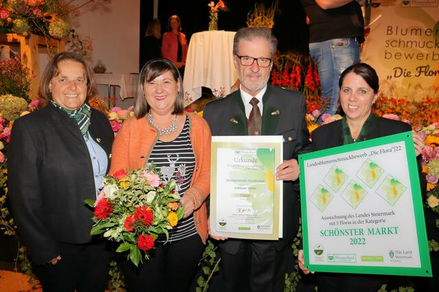 Bürgermeister Engelbert Huber, hier beim Landesblumenschmuckbewerb, freut sich über die Aufstufung zur Tourismusgemeinde. | Foto: Cescutti