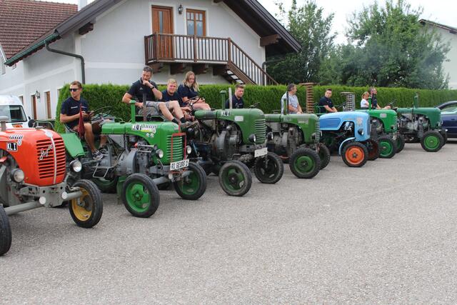 Die Mitglieder der Freiwillige Feuerwehr Katzenberg auf ihren Ausflugsmobilen. | Foto: FF Katzenberg