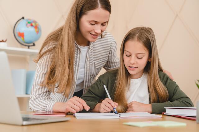 Wenn eine schulische Herausforderung mal zu schwierig ist, scheut euch nicht davor, um Hilfe zu fragen. | Foto: shutterstock (Symbolbild)