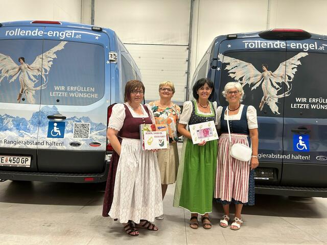 Eine Abordnung der Goldhaubenfrauen Kirchdorf wurde zum Stützpunkt der rollenden Engel nach Wels eingeladen. Nach der Projektvorstellung und emotionalen und berührenden Infos und Gesprächen über die täglichen Wunschfahrten folgte die Besichtigung der Fahrzeuge sowie die Spendenübergabe. | Foto: Goldhaubengruppe Kirchdorf am Inn