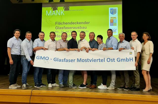 Die Vertreterinnen und Vertreter der 12 Gemeinden nach der GmbH - Gründung | Foto: Stadtgemeinde Mank