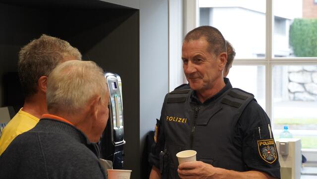 Bei "Coffee with Cops" kamen Polizisten aus Bischofshofen mit der Bevölkerung ins Gespräch. Dienststellenleiter und Inspektionskommandant Harald Lutz sprach dabei auch über die Situation rund um den Bischofshofener Bahnhof und den benachbarten E-Kiosk. | Foto: Felix Hallinger