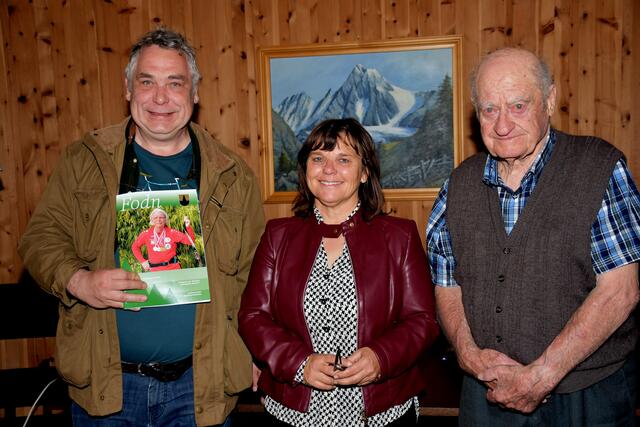 Karl Hohensinner mit der Kalser Bürgermeisterin Erika Rogl und dem Kalser Heimatforscher Paul Kerer bei der Eröffnung  des Symposiums in Kals. Das hochkarätige Kalser "Namenkundliche Symposium" wurde heuer zum 35. Mal abgehalten.  | Foto: Robert Zinterhof