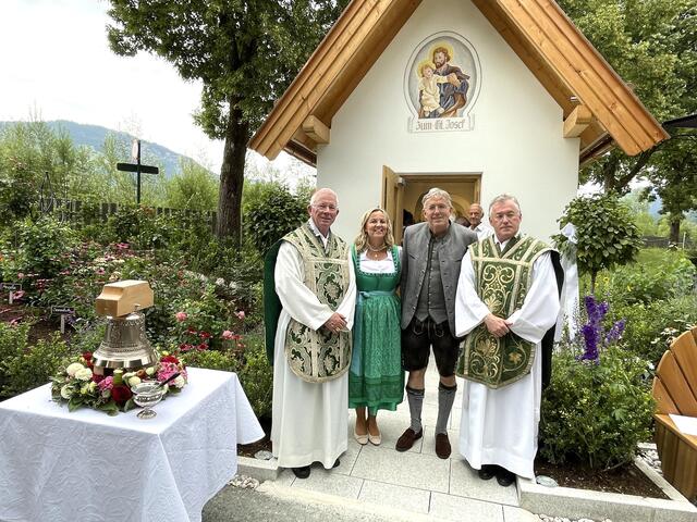Erzbischof Franz Lackner, Dagmar und Manfred Hauser, Pfarrer Christian Hauser. | Foto: Kogler
