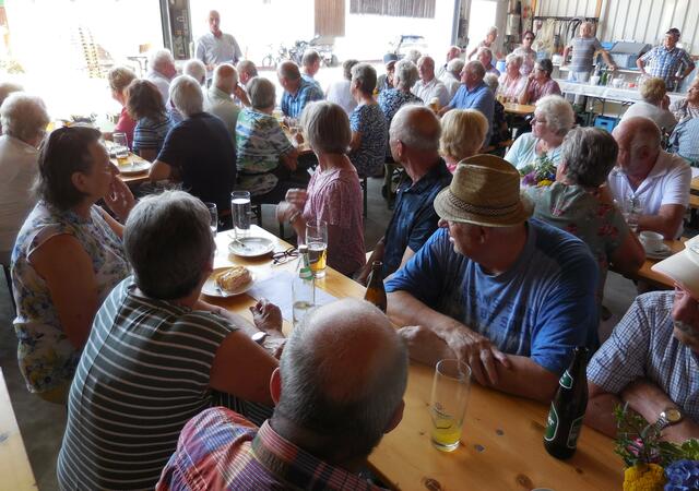 Unter den 100 Gästen beim Sommerfest des Seniorenbunds Schardenberg waren auch Mitglieder des Patenvereins aus St. Georgen.  | Foto: Seniorenbund Schardenberg