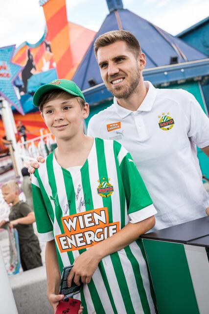 Den Lieblingsspieler persönlich treffen? Das wartet auf Kids beim Rapid-Tag im Wiener Prater. | Foto: SK Rapid / Red Ring Shots