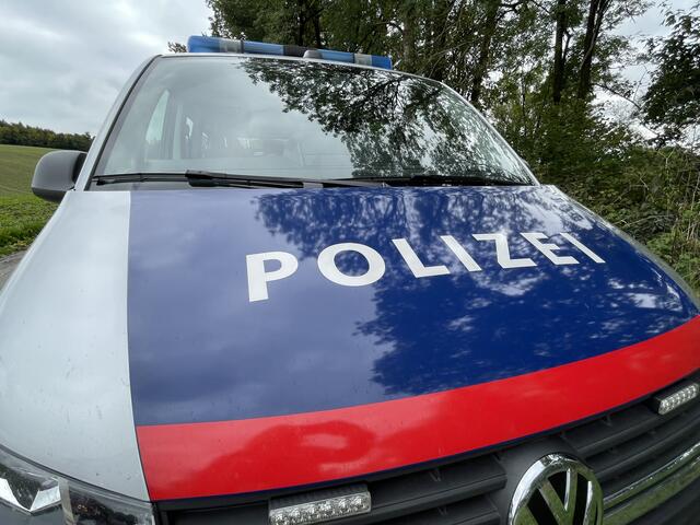 Anzeige wegen Schüssen: Polizeibeamte stellten am 25. Juli in einem Wohnhaus in Taiskirchen Waffen sicher. | Foto: BRS/Wagnermaier