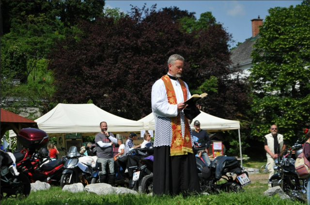 Zu Pfingsten hielt Pfarrer Hugo eine kurze, aber launige Segnung für zirka 80 Motorräder und -fahrerInnen im Kirchgarten Weidling. | Foto: Verein 3411er